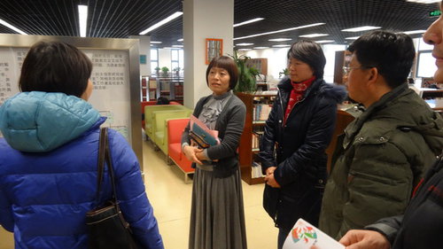 调研组成员在中华女子学院走访防艾宣传场所