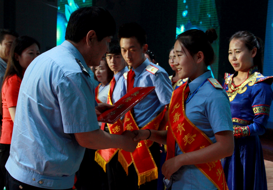 领导为获奖者颁奖