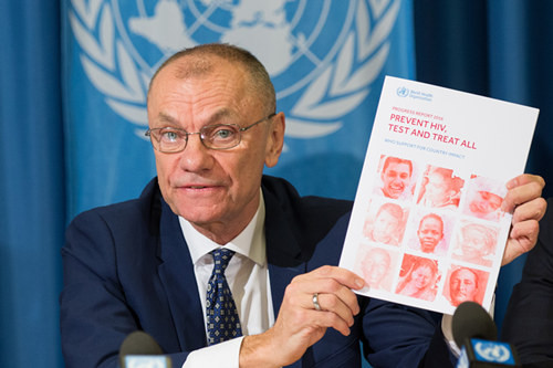 11月29日，世界卫生组织艾滋病司司长戈特弗里德·希恩沙尔在瑞士日内瓦举行的记者会上展示该机构的最新艾滋病进展报告。徐金泉摄