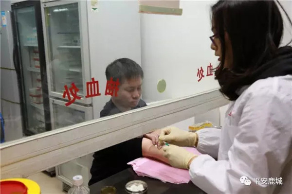 当天晚上8时30分许，经过检测，邓某HIV初筛呈阴性。大伙悬着的心终于放了下来。随后，苏金辉通过微信朋友圈给同事报了平安，并给老家的父母，打了电话，说了这一天不寻常的经历。