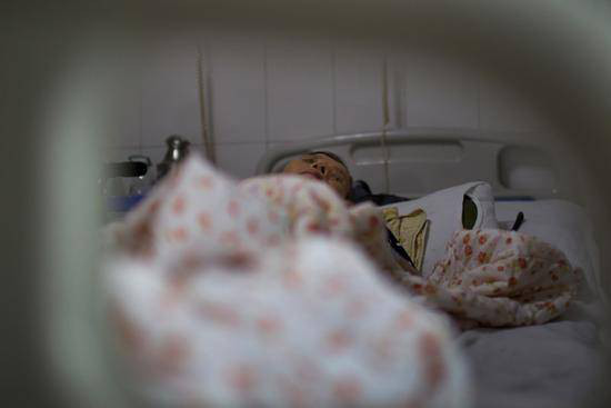 老人输血染艾:医院和血站被判担责7成 感染源成谜