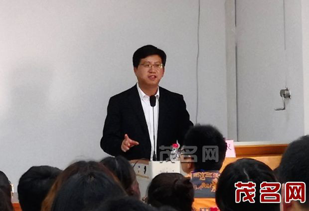 北京市青少年法律与心理咨询服务中心理事长、全国禁毒防艾先进个人许建农在授课