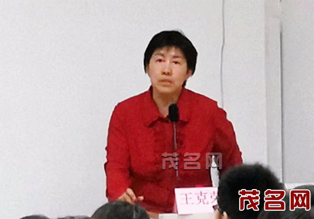 北京地坛医院护士长、十九大党代表王克荣在授课