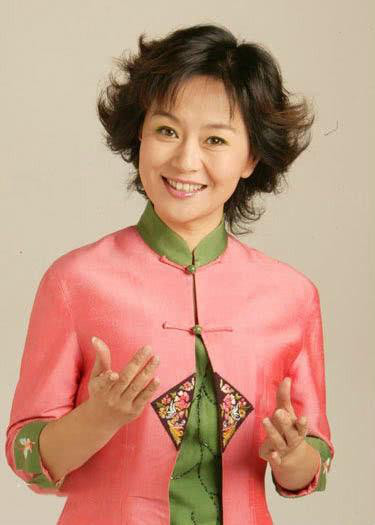 52岁鞠萍姐姐任“防艾”大使,鬓角斑白面庞富态抵不过岁月侵蚀