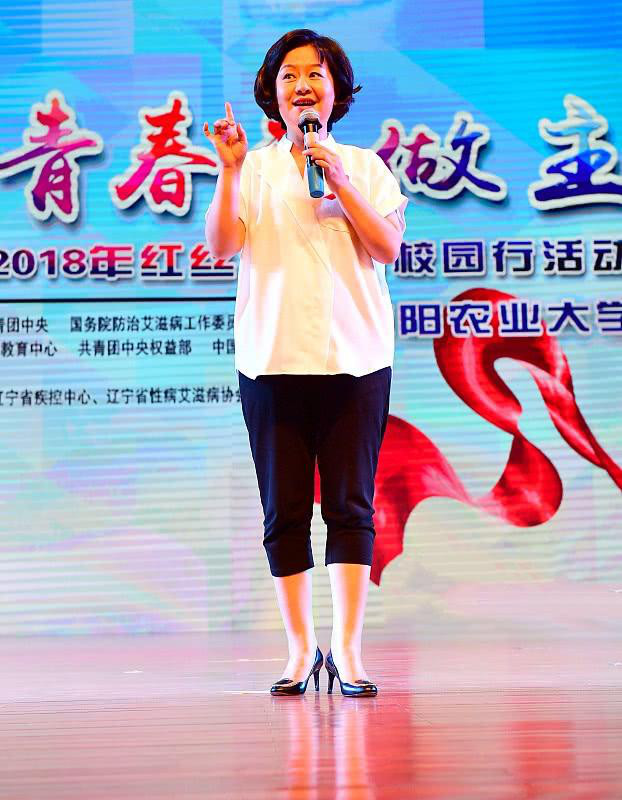 52岁鞠萍姐姐任“防艾”大使,鬓角斑白面庞富态抵不过岁月侵蚀