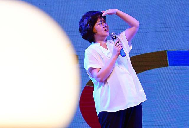 52岁鞠萍姐姐任“防艾”大使,鬓角斑白面庞富态抵不过岁月侵蚀