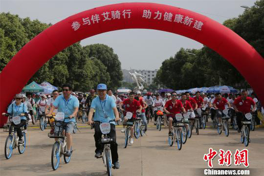 5月20日，桑爱玲一行参加2018年“伴艾骑行”南昌站公益活动。　衷凯 摄