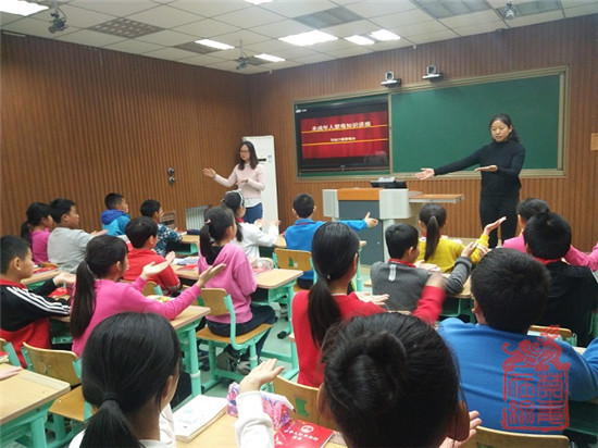 马池口禁毒社工孙博、黄燕辉带领学生学习禁毒手语
