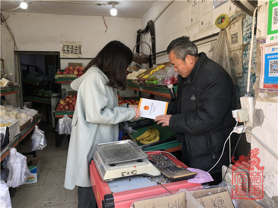 东小口镇禁毒社工邱海慈讲解《禁毒法》手册