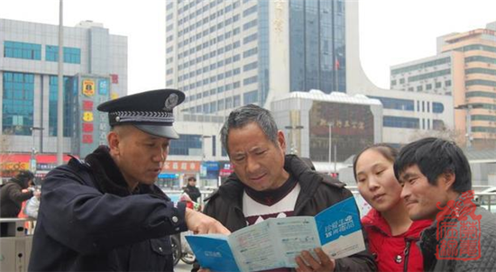 图为禁毒民警向乘客讲解禁毒知识