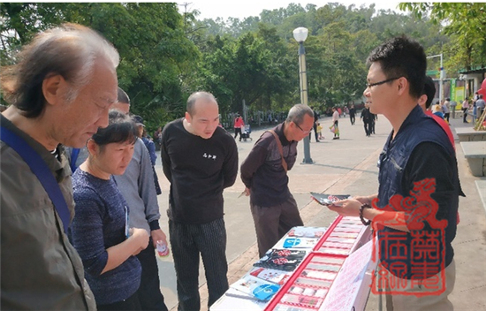 图为禁毒社工向居民讲解毒品知识