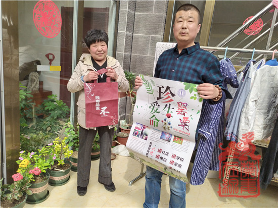 小汤山镇禁毒社工罗斌发放禁毒宣传资料