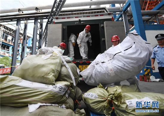 6月28日，工作人员将准备销毁的毒品运送到销毁处