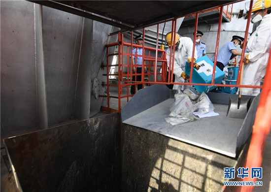 工作人员将毒品投入高温焚烧炉进行销毁1