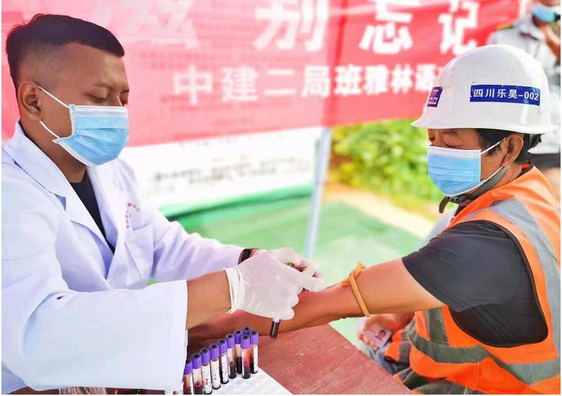 西双版纳禁毒防艾宣传走进工地 提高工人防护能力_fororder_1