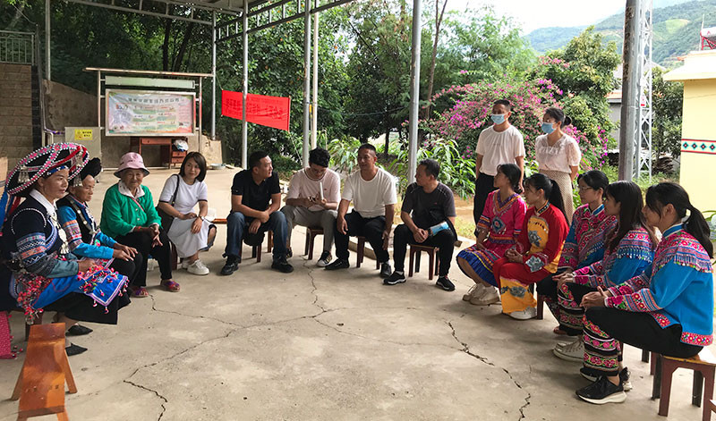 市CDC专家组深入新平县漠沙镇针对留守妇女开展预防艾滋病宣传教育。玉溪市防治艾滋病工作委员会供图