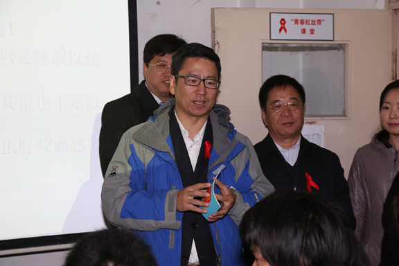 白岩松与社区居民交流