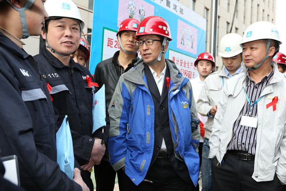 白岩松与务工人员交流