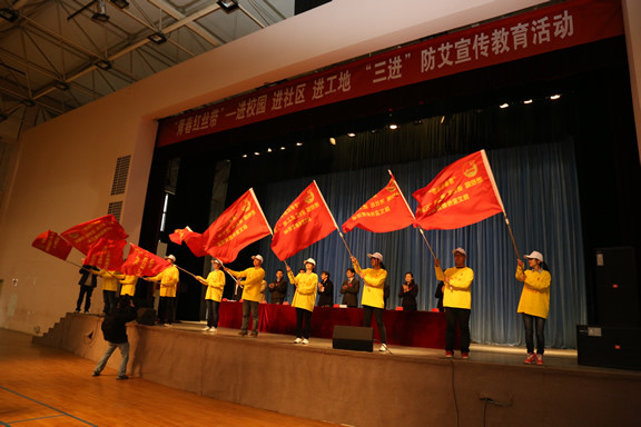 青春红丝带志愿者展示领导颁授的志愿者旗帜