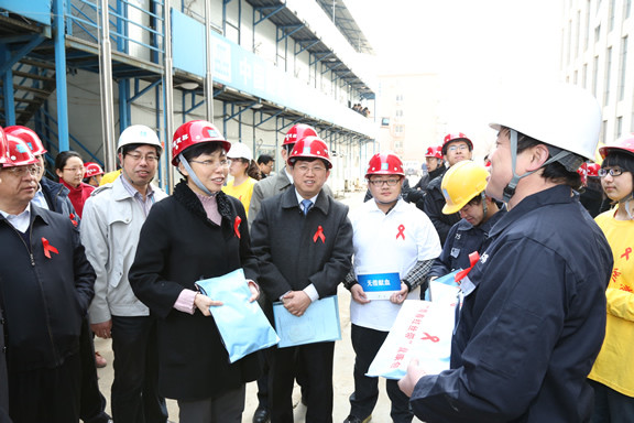 汪鸿雁书记为工地务工人员赠送“青春红丝带”健康包